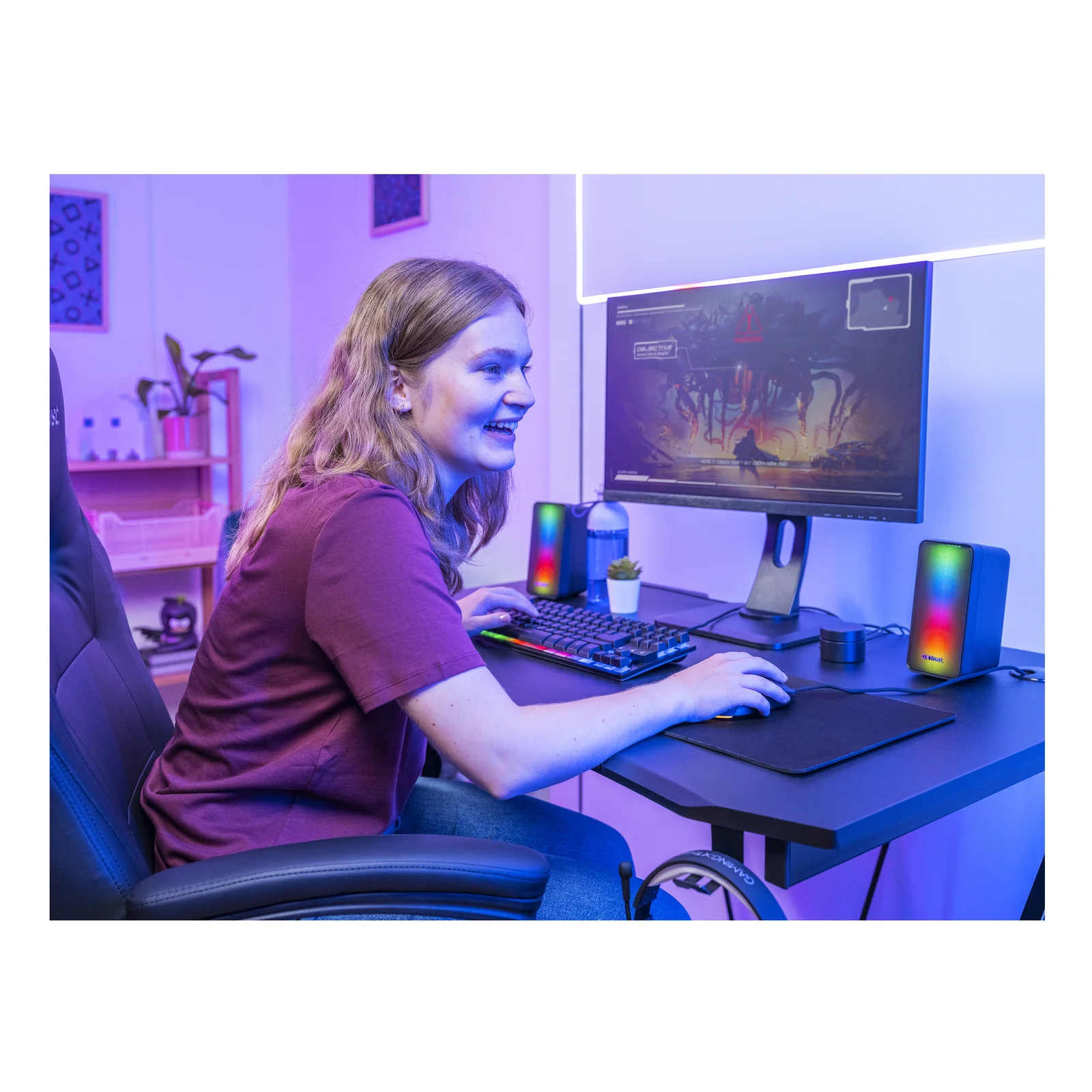Personne jouant sur PC, enceintes Trust GXT 611 Wezz RGB posées sur le bureau en premier plan