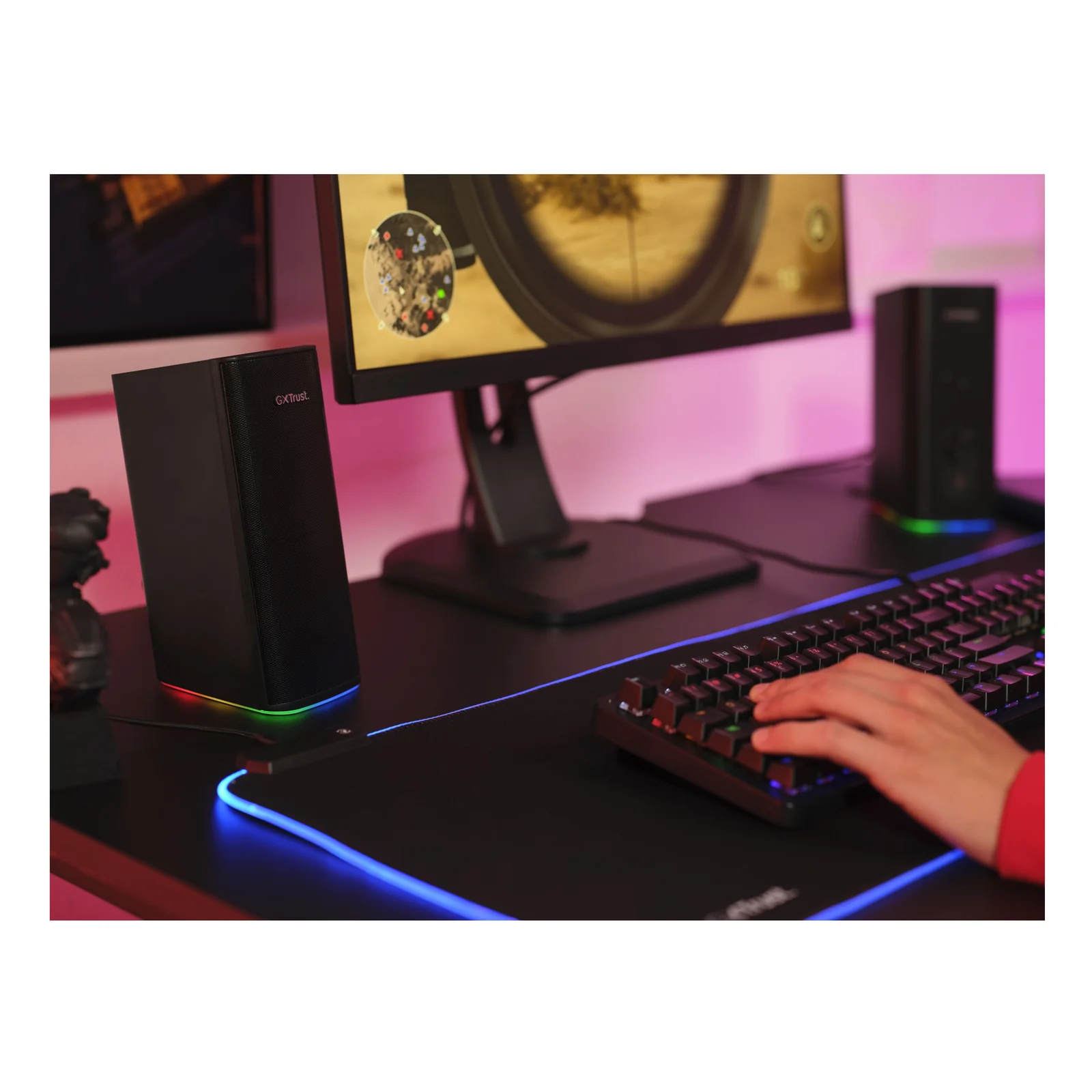 Enceintes Trust GXT 612 CETIC en situation sur un bureau gaming, écran, clavier et tapis RGB visibles