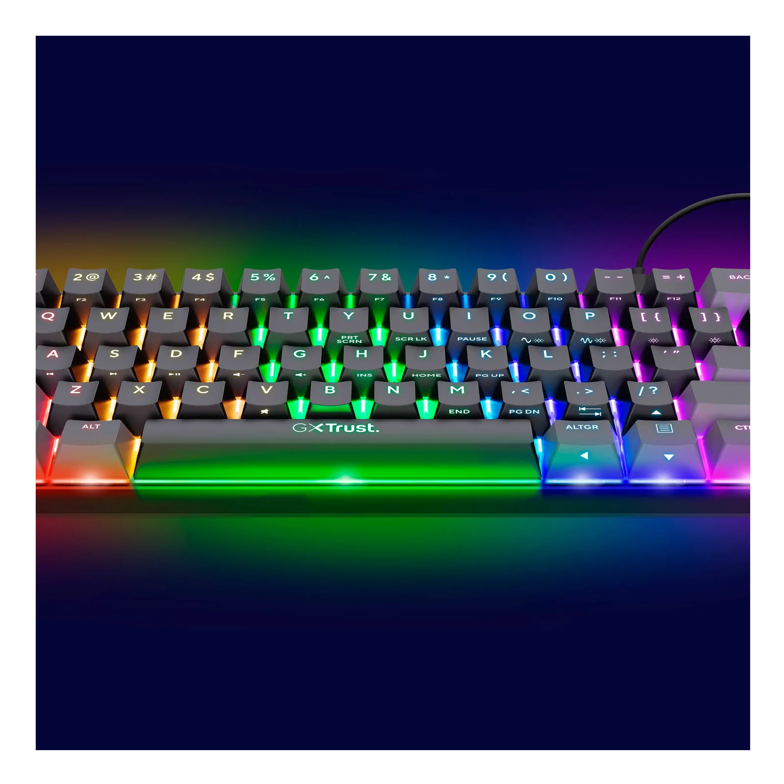 Vue de côté, bandeau LED RGB multicolore sur la tranche inférieure, câble USB en arrière-plan