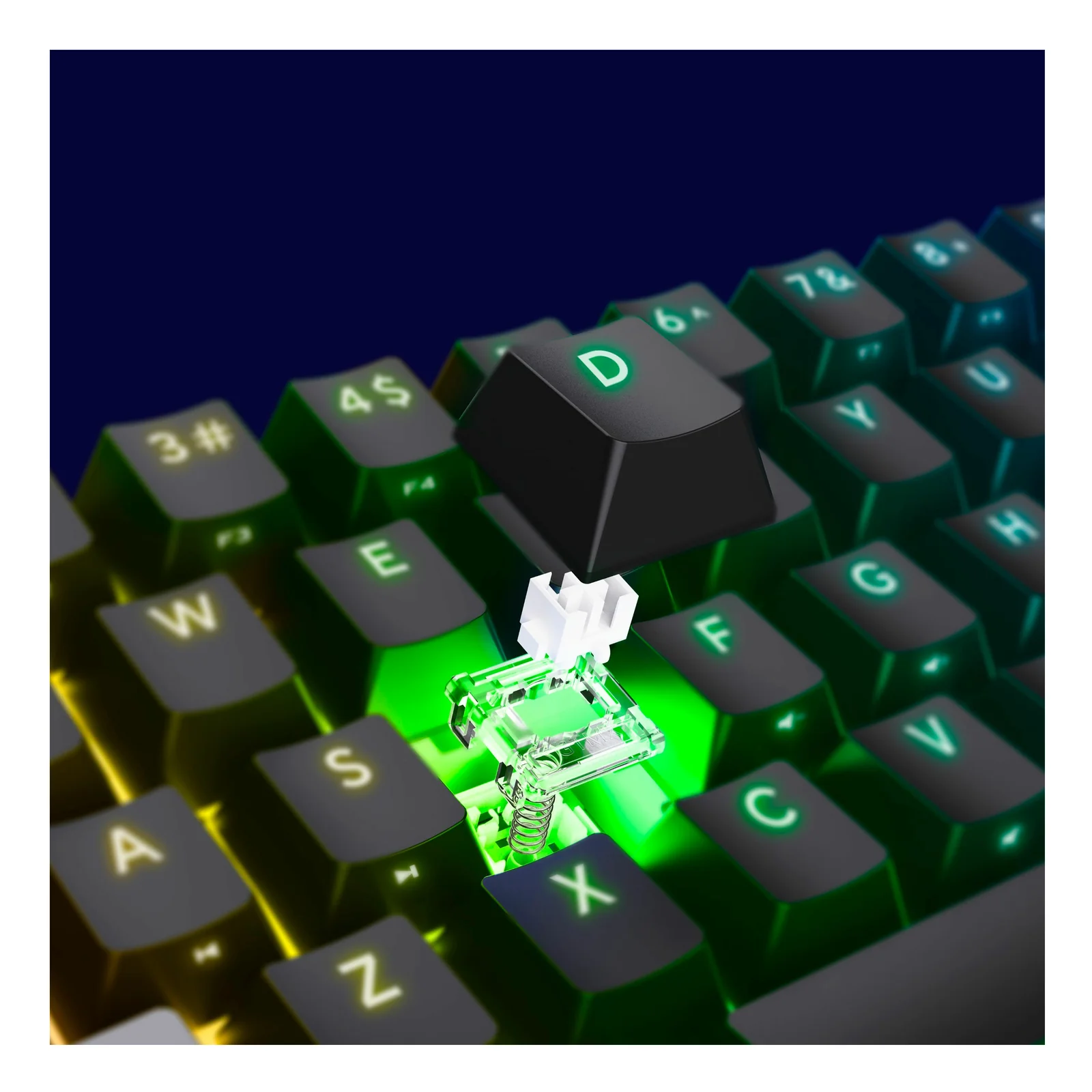 Gros plan sur un interrupteur mécanique transparent rétroéclairé en vert, keycap soulevée, fond clavier RGB