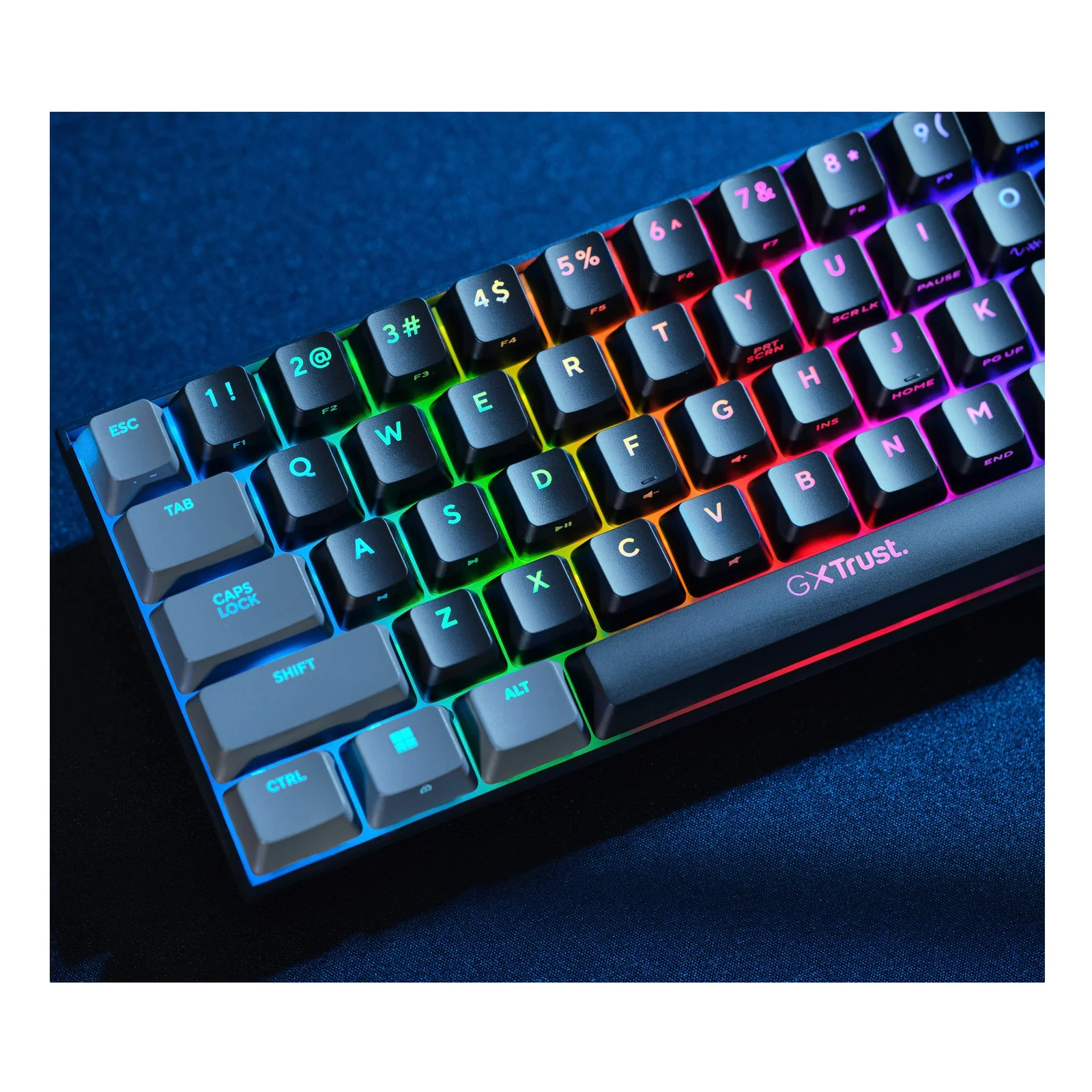 Vue de dessus rapprochée, touches noires et grises avec rétroéclairage RGB, format 60 % visible