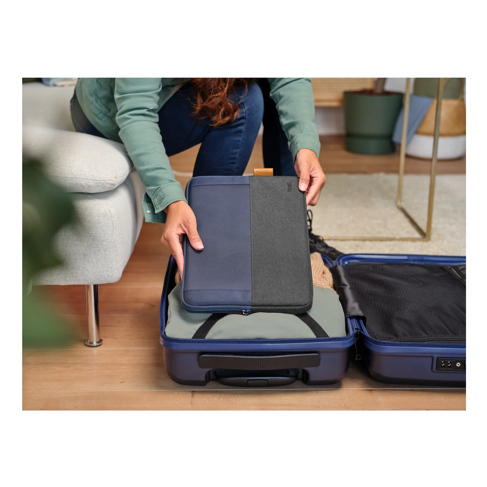 Housse Trust Lisboa 25123 rangée dans une valise ouverte posée sur un canapé