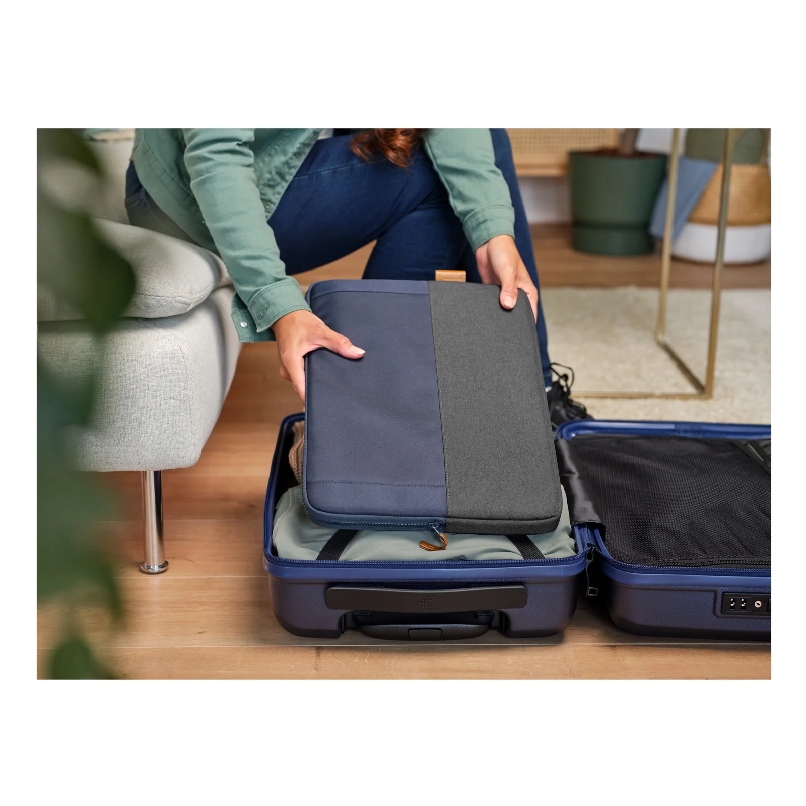 Housse Trust Lisboa glissée dans une valise de voyage ouverte, vue en plongée