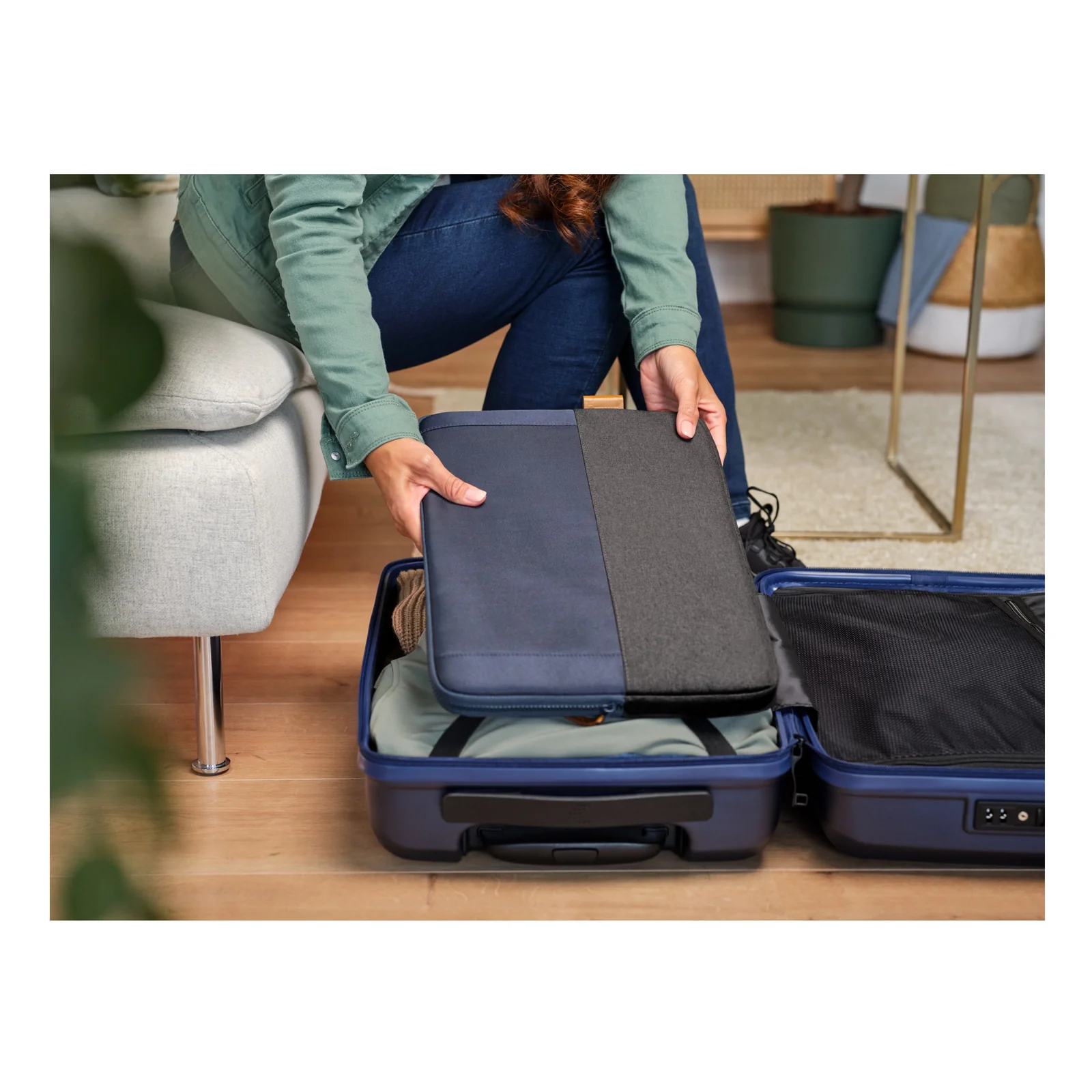 Housse Trust Lisboa placée dans une valise à côté de vêtements, angle rapproché