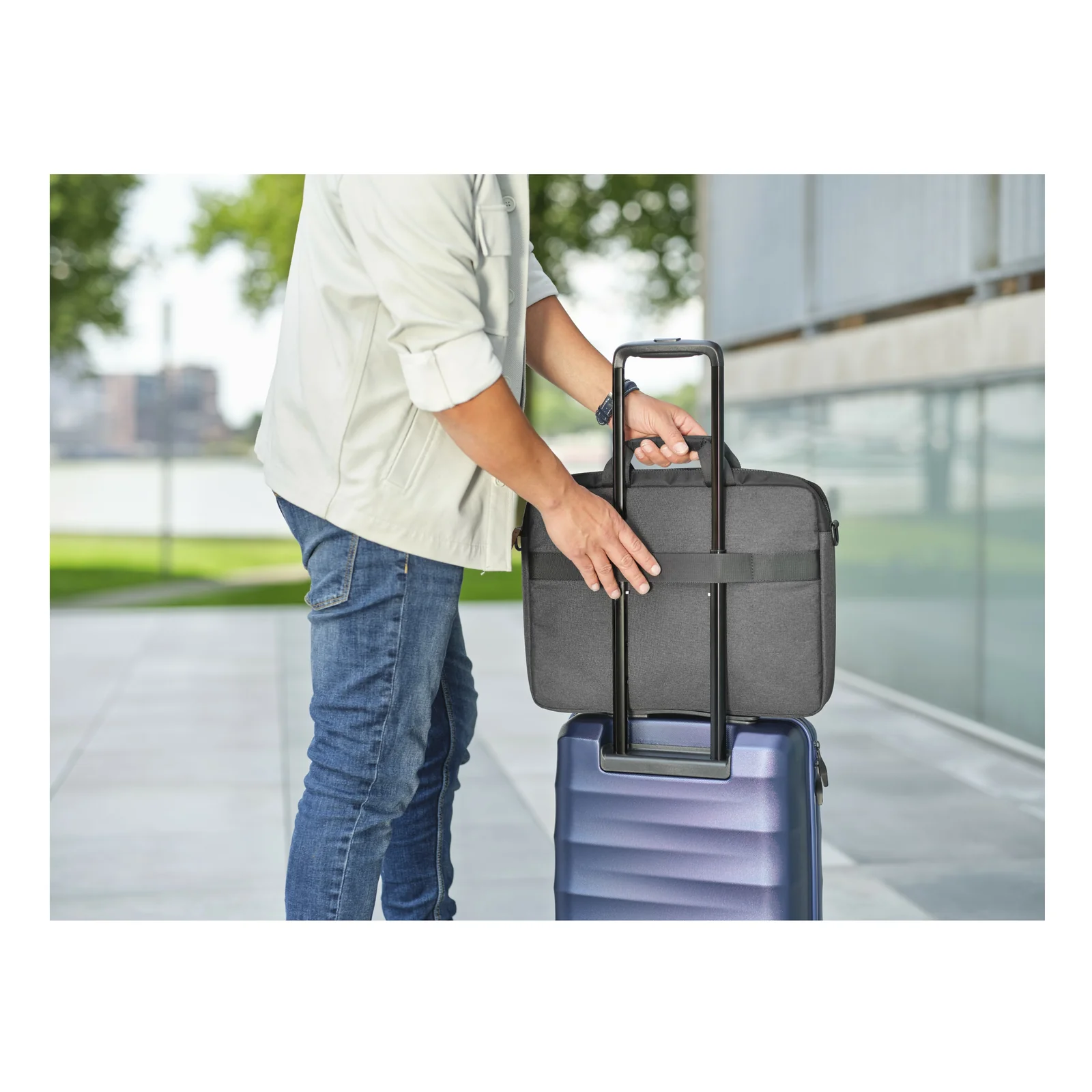 Malette Trust Lisboa fixée sur valise à roulettes via sangle dorsale