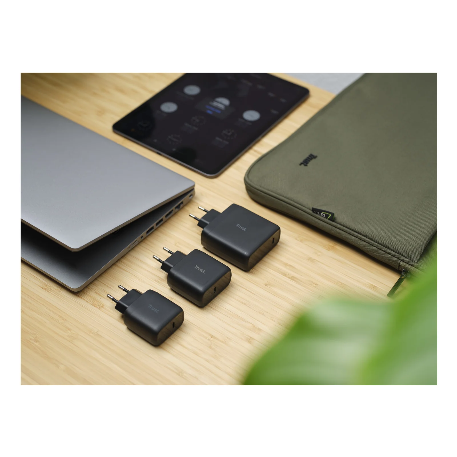 Trois chargeurs Trust Maxo de tailles différentes sur bureau avec laptop
