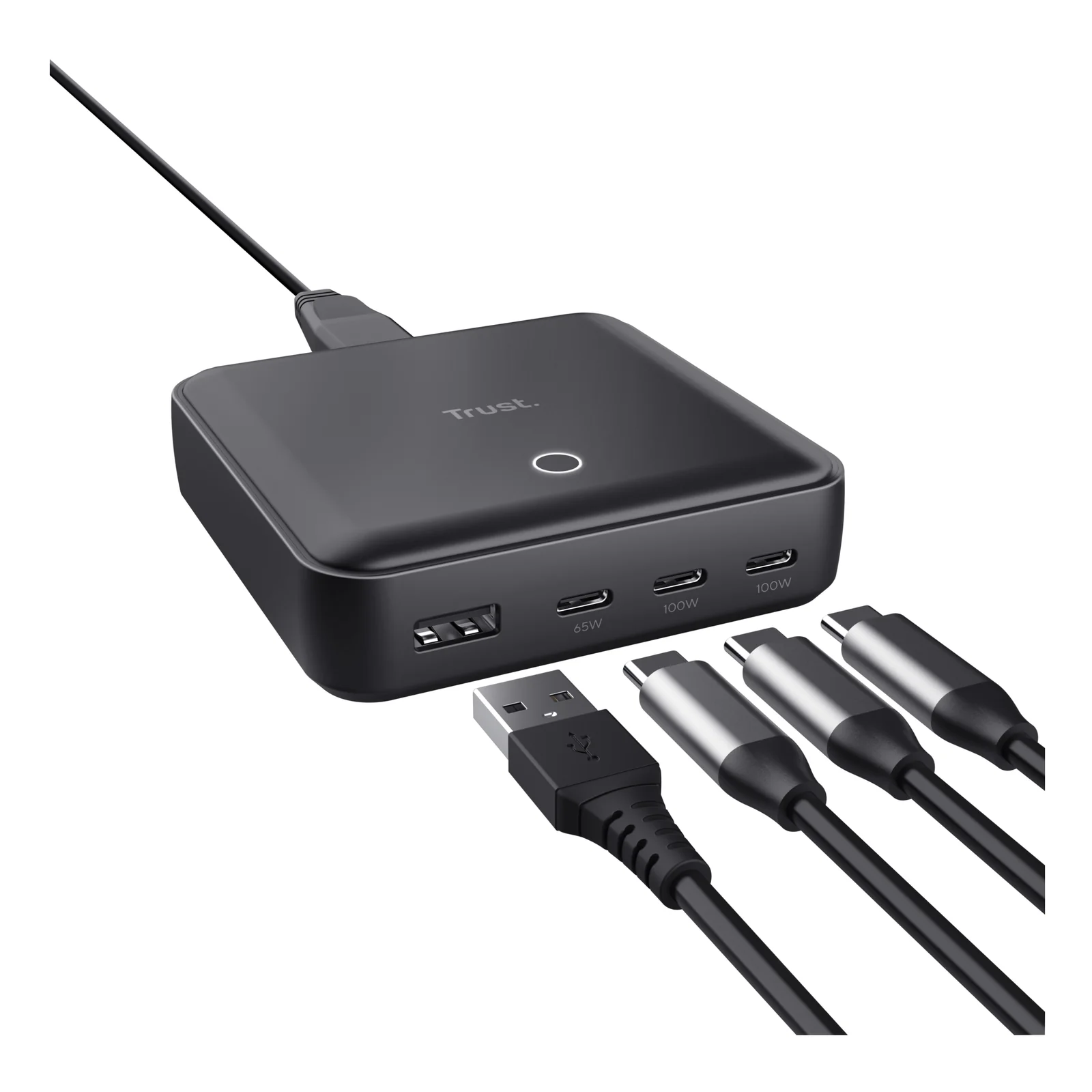 Chargeur Trust Maxo noir avec câbles branchés, vue en angle, ports USB-A et USB-C visibles