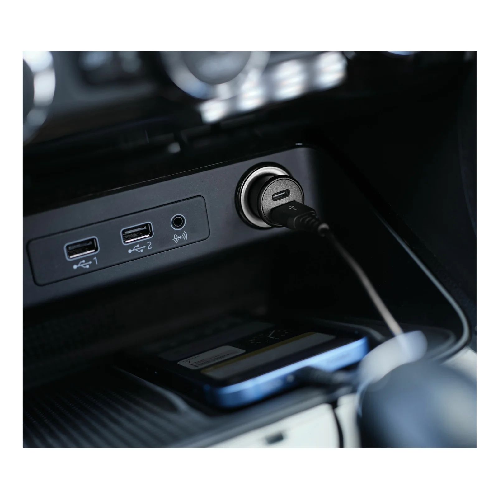 Trust Maxo branché en voiture, smartphone posé sur la console, deux appareils chargés simultanément