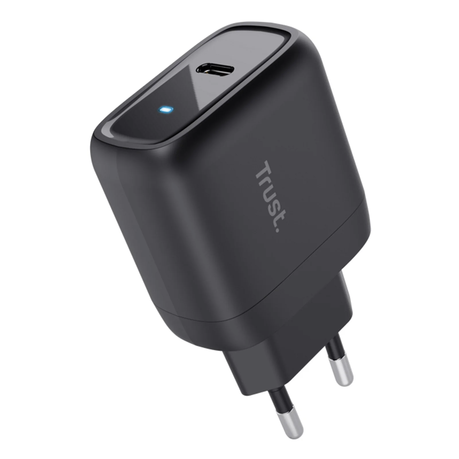 Chargeur Trust Maxo, vue légèrement de biais, port USB-C et LED bleu visibles, boîtier noir mat
