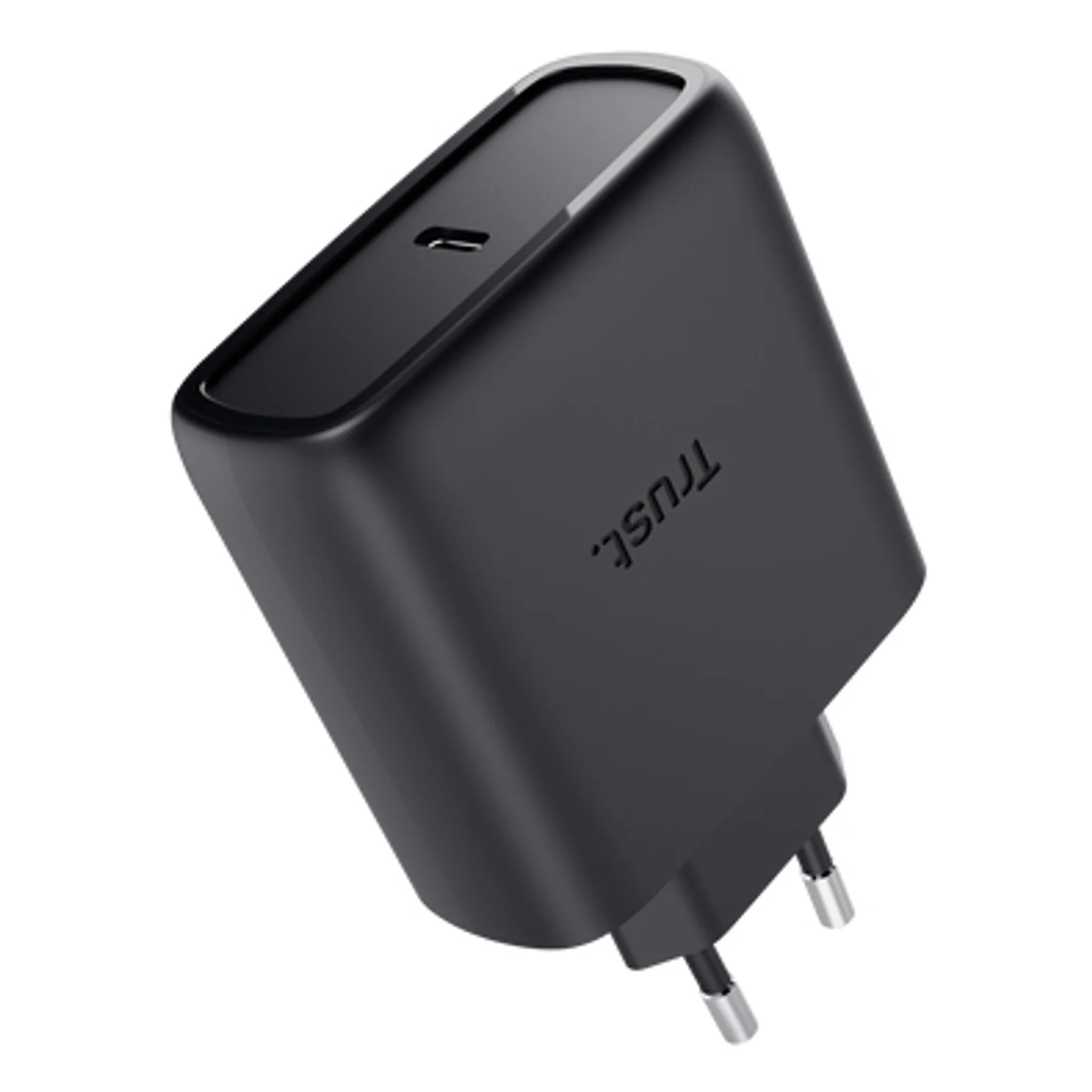 Vue trois-quarts, chargeur Trust Maxo GaN noir, port USB-C visible sur la face avant
