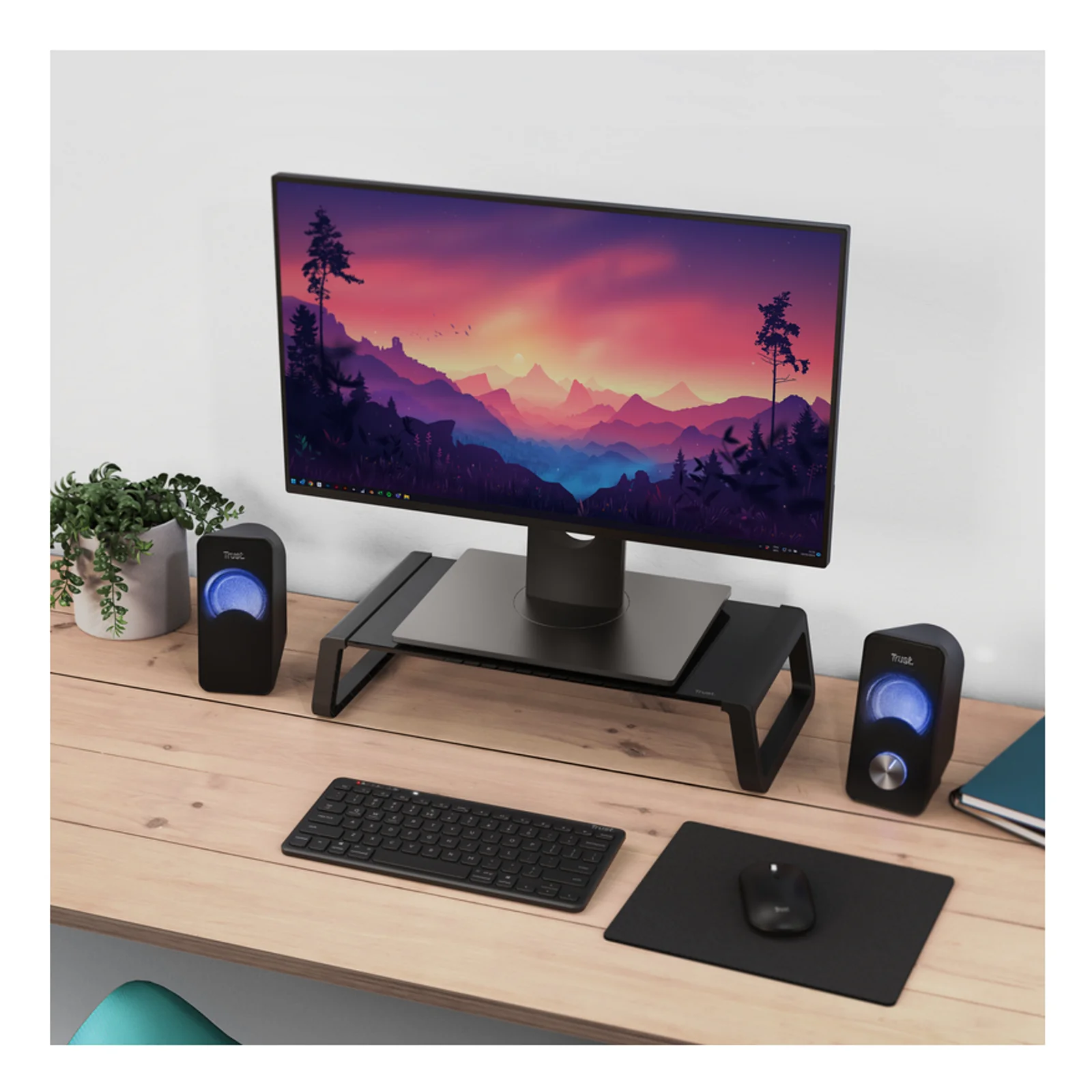 Support Monta sur bureau en bois avec écran, enceintes et clavier, ambiance