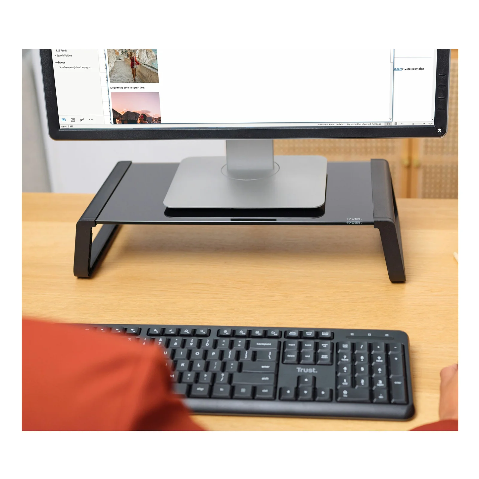 Support Monta sous écran avec clavier rangé dessous, bureau beige