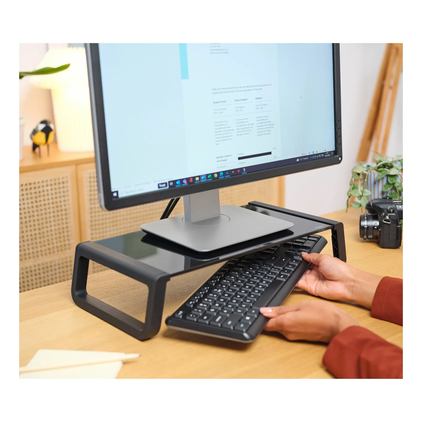 Support Monta avec écran et clavier sur bureau, vue d'ambiance résidentielle