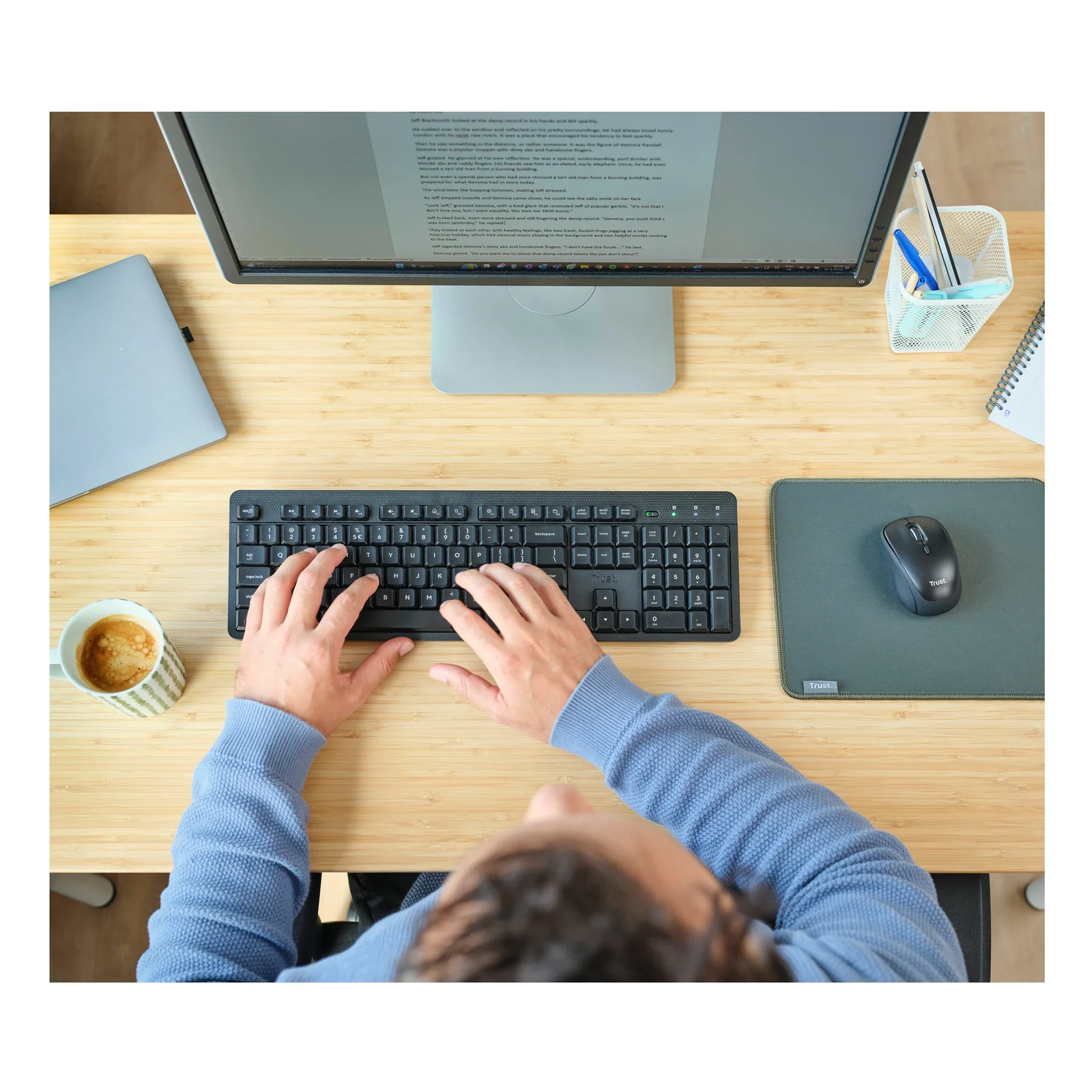 Vue aérienne d'un bureau avec le pack clavier souris Trust Ody II en utilisation