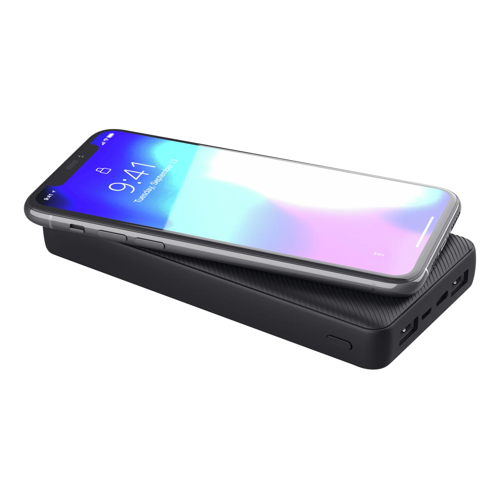 Smartphone posé à plat sur la batterie externe Trust Primo noire, vue en plongée, mise en scène produit