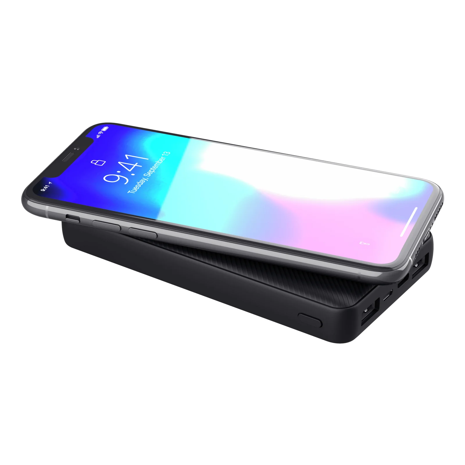 Batterie externe posée à plat avec smartphone placé dessus, vue lifestyle intérieure