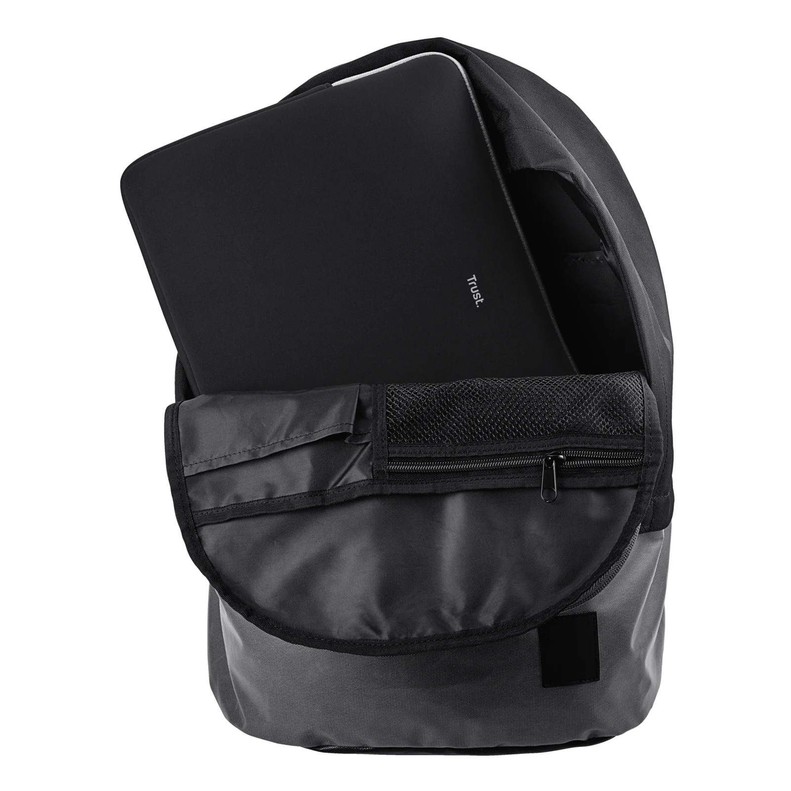 Housse noire insérée dans le compartiment laptop d'un sac à dos gris foncé ouvert