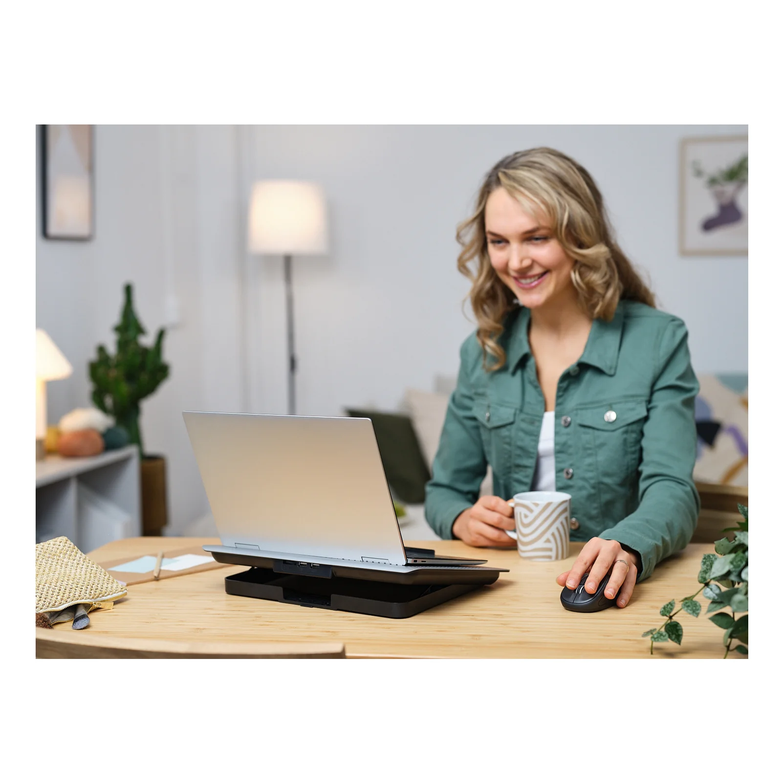 Femme souriante avec ordinateur portable et souris Trust Primo, éclairage intérieur