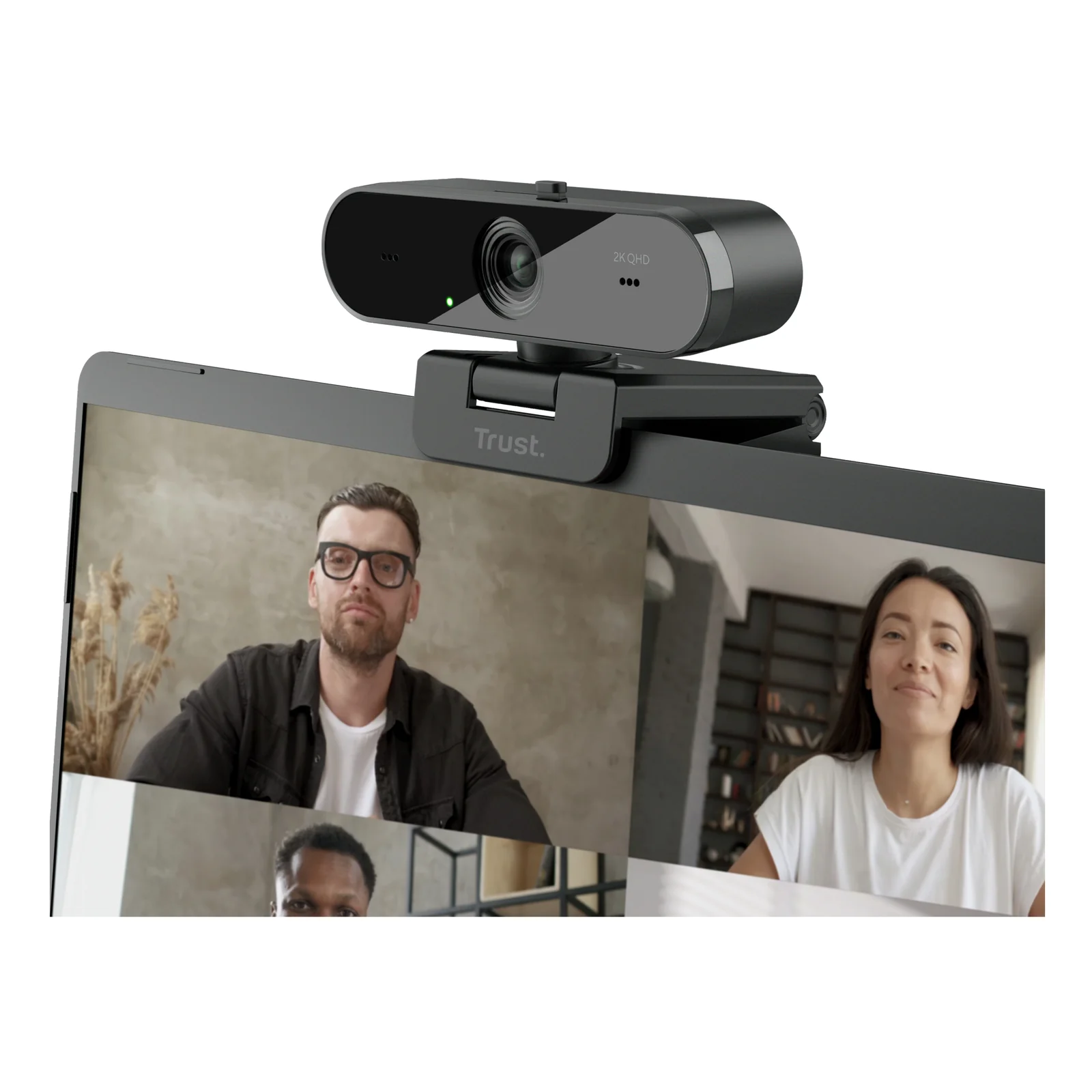 Webcam Trust Taxon montée sur écran, appel vidéo en cours, deux participants affichés