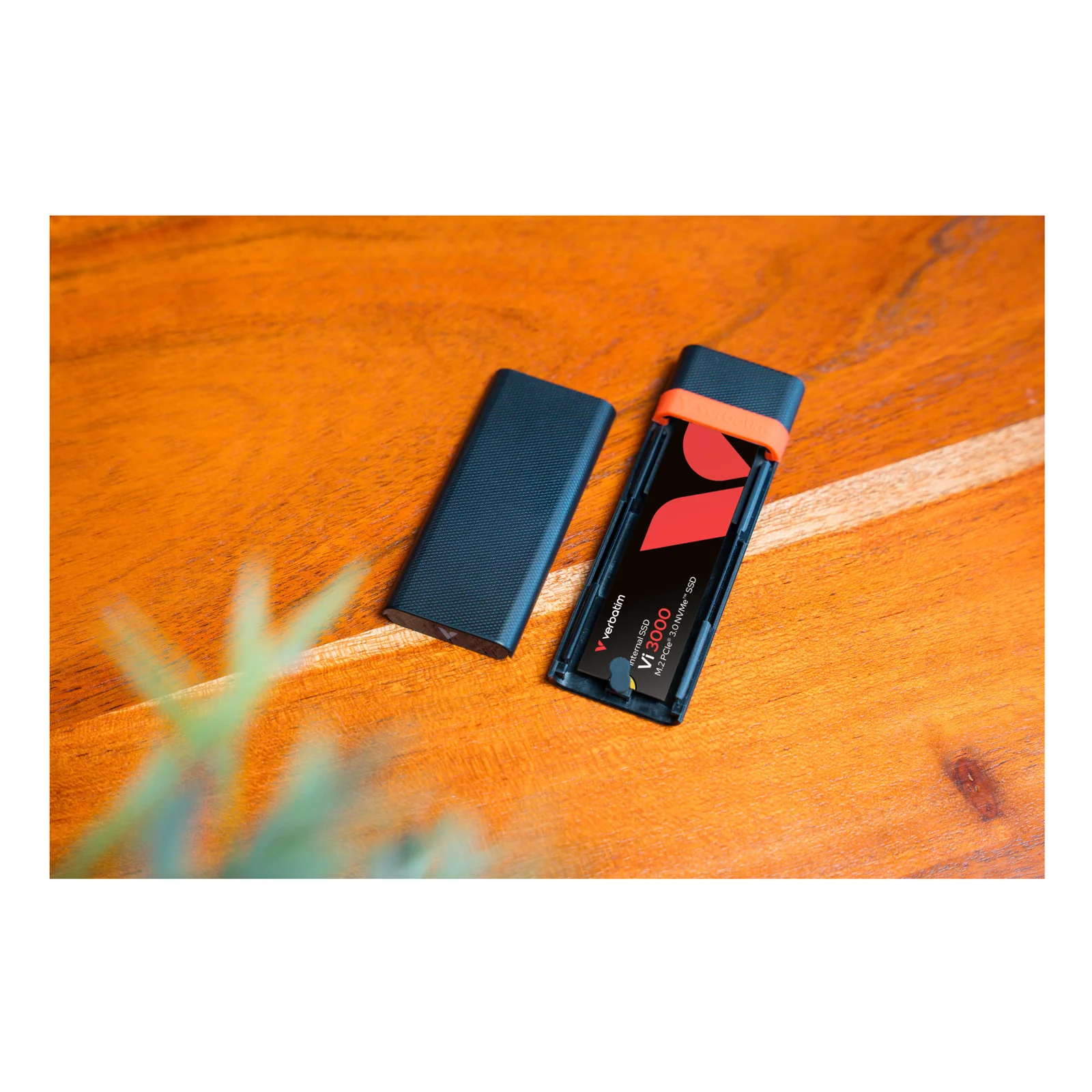 Verbatim 32261 Boîtier de disques de stockage Enceinte ssd Noir, Rouge M.2 Alimenté par port USB